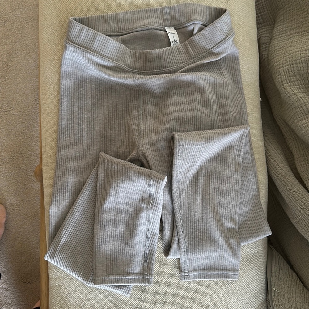 Brand new without tags! Alo Yoga Ribbed High Waist 7/8 Blissful Leggings size S